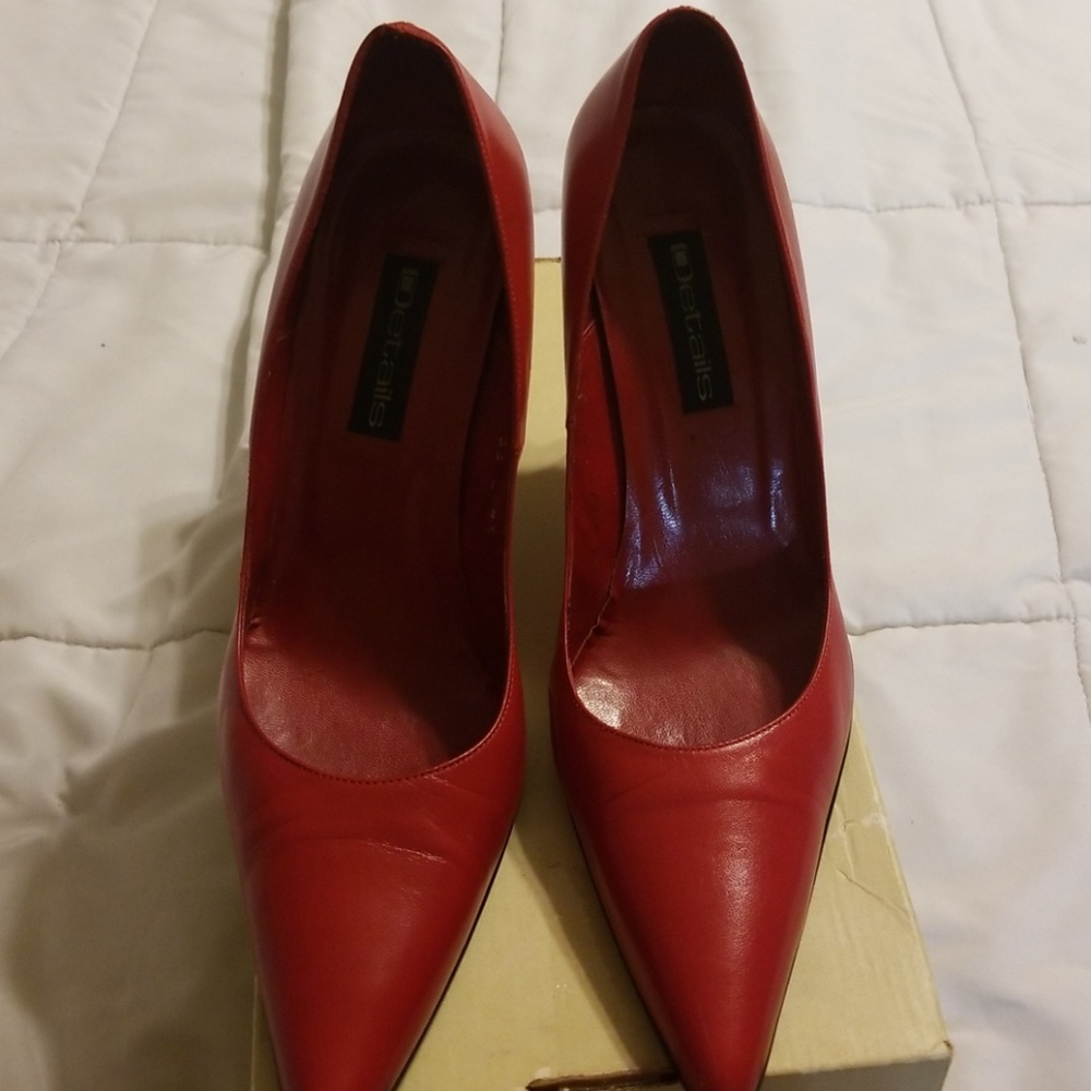 Beautiful classic Red pump - Picture 2 of 4
